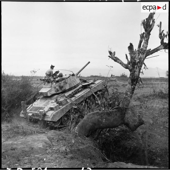 Progression de chars de l'escadron de marche du 1er régiment de chasseurs à cheval (RCC) au cours d'une offensive menée avec l'infanterie contre des positions de l'Armée populaire vietnamienne à Diên Biên Phu.