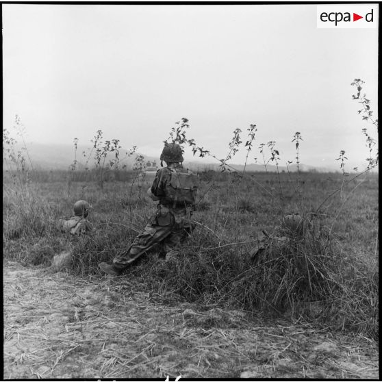 Fantassins embusquées en position de tir au cours d'une offensive menée avec l'appui de blindés contre des positions de l'Armée populaire vietnamienne à Diên Biên Phu.