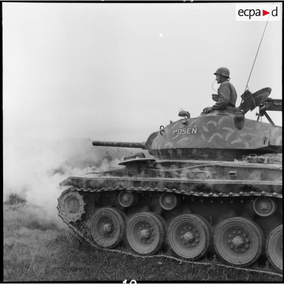 Le char de commandement du 3e escadron de marche du 1er régiment de chasseurs à cheval (RCC) en action au cours d'une offensive contre des positions de l'Armée populaire vietnamienne à Diên Biên Phu.