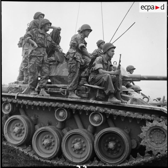 Progression du char de commandement du 3e escadron de marche du 1er régiment de chasseurs à cheval (RCC) au cours d'une offensive contre des positions de l'Armée populaire vietnamienne à Diên Biên Phu.