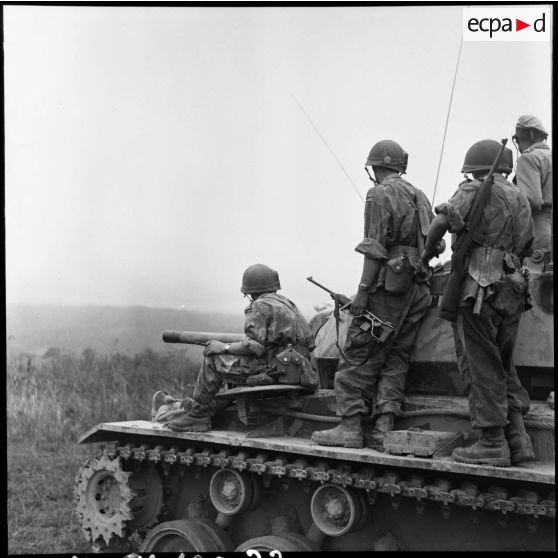 Progression du char de commandement du 3e escadron de marche du 1er régiment de chasseurs à cheval (RCC) au cours d'une offensive contre des positions de l'Armée populaire vietnamienne à Diên Biên Phu.