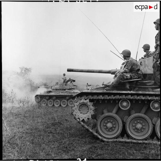 Chars M24 Chaffee du 3e escadron de marche du 1er régiment de chasseurs à cheval (RCC) en action au cours d'une offensive contre des positions de l'Armée populaire vietnamienne à Diên Biên Phu.