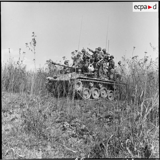 Patrouille de l'infanterie avec l'appui de blindés du 3e régiment de marche du 1er régiment de chasseurs à cheval (RCC) au cours d'une offensive contre des positions de l'Armée populaire vietnamienne à Diên Biên Phu.