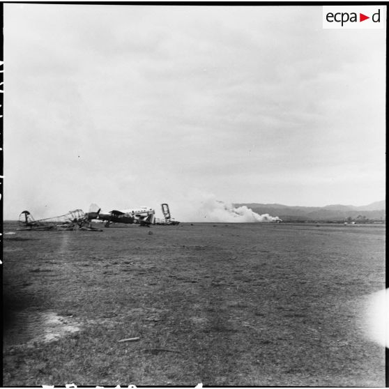 Sur le terrain d'aviation de Diên Biên Phu, des avions détruits par l'artillerie Vietminh.