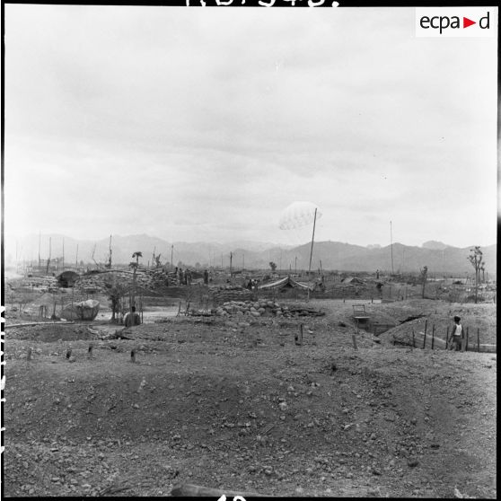 Parachutage de ravitaillement ou de matériel, au-dessus d'une position du secteur centre du camp retranché.