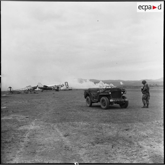 Le photographe Jean Péraud et le caméraman Pierre Schoendoerffer en action près du terrain d’aviation de Diên Biên Phu pendant des tirs de l’artillerie vietminh.