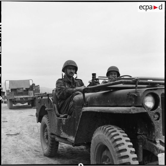 Les photographes Jean Peraud (au volant) et Daniel Camus du Service presse information (SPI) assis dans une jeep à Diên Biên Phu.