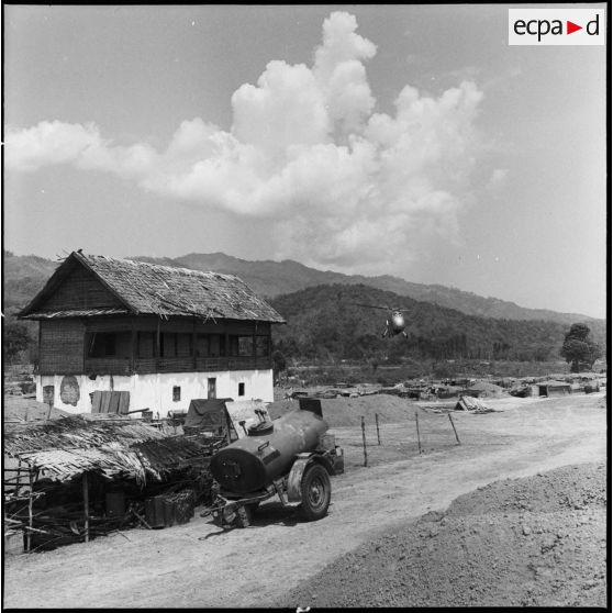 Décollage depuis le camp de Muong Sai d'un hélicoptère sanitaire Sikorsky H-19 à destination de Diên Biên Phu.