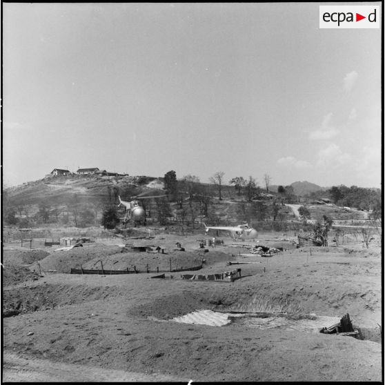 Rotation au-dessus du camp de Muong Sai d'hélicoptères sanitaires évacuant des blessés de Diên Biên Phu.