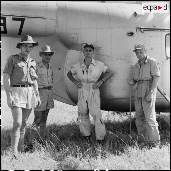 L'équipage de l'hélicoptère Sikorsky participant au transport des prisonniers libérés à Viet Tri.