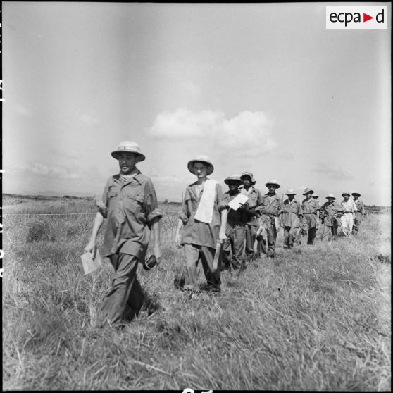 Des prisonniers de l’Union française libérés par le Vietminh à Viet Tri se dirigent vers l'hélicoptère.