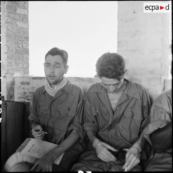 Des prisonniers de l’Union française libérés par le Vietminh à Viet Tri attendant l'hélicoptère.