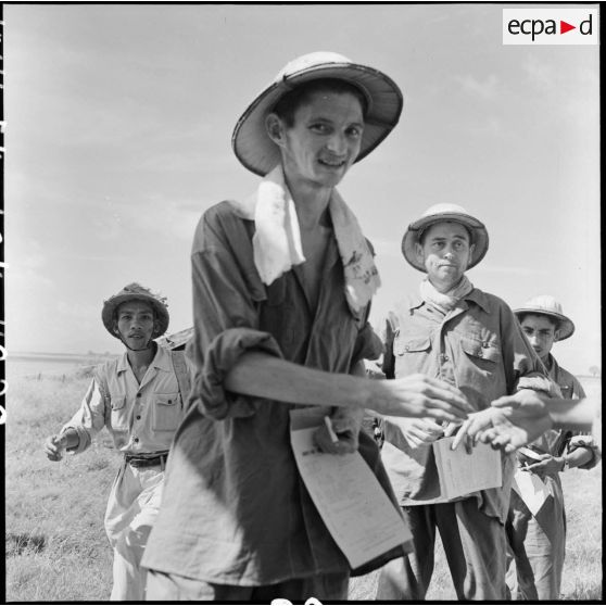 Des prisonniers de l’Union française libérés par le Vietminh à Viet Tri s'apprêtent à embarquer dans l'hélicoptère.