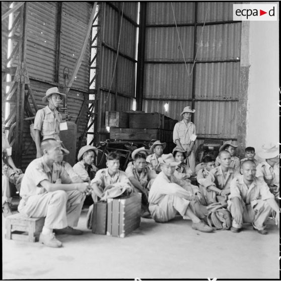 Groupe de soldats de l'Union française libérés à Viet Tri et rapatriés à Hanoï par hélicoptère.