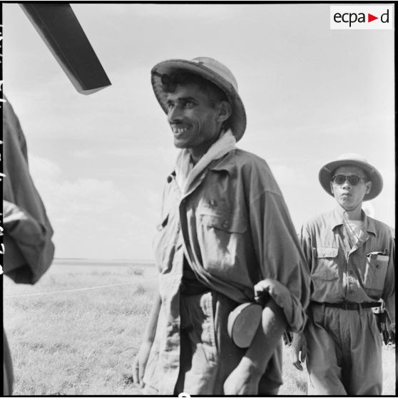 Des prisonniers de l’Union française libérés par le Vietminh à Viet Tri s'apprêtent à embarquer dans l'hélicoptère.