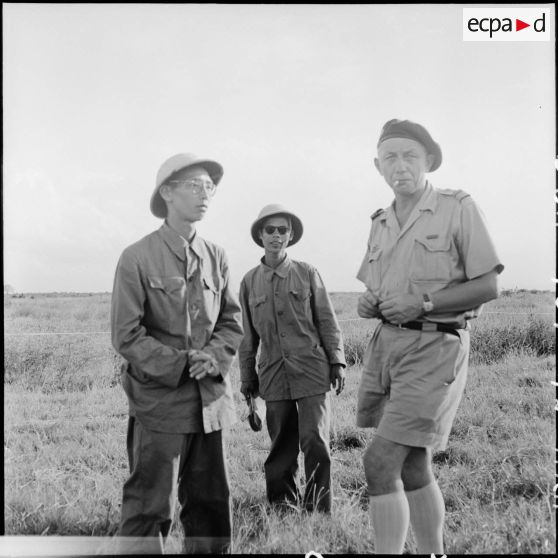 Le commandant Perard, chef de la délégation française en compagnie de l'interprète de la délégation Vietminh au cours d'un échange de prisonniers à Viet Tri