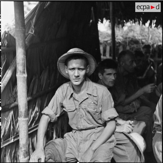 Portrait d'un prisonnier de guerre attendant d'être libéré par le Vietminh à Vietri.