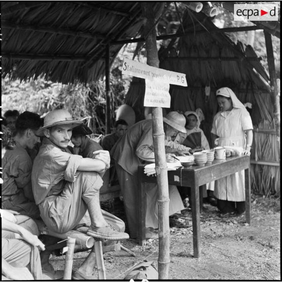 Des prisonniers de guerre de l'Union française remplissent des formalités administratives avant d'être libérés par le Vietminh.