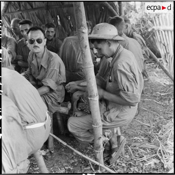 Des prisonniers de guerre de l'Union française attendent leur libération au cours d'un échange de prisonniers à Viet Tri avec le Vietminh.