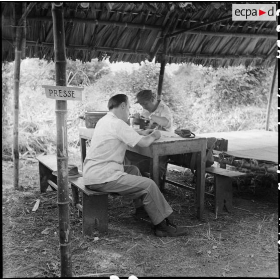 Camp de presse aménagé pour les journalistes à Viet Tri lors un échange de prisonniers avec le Vietminh.