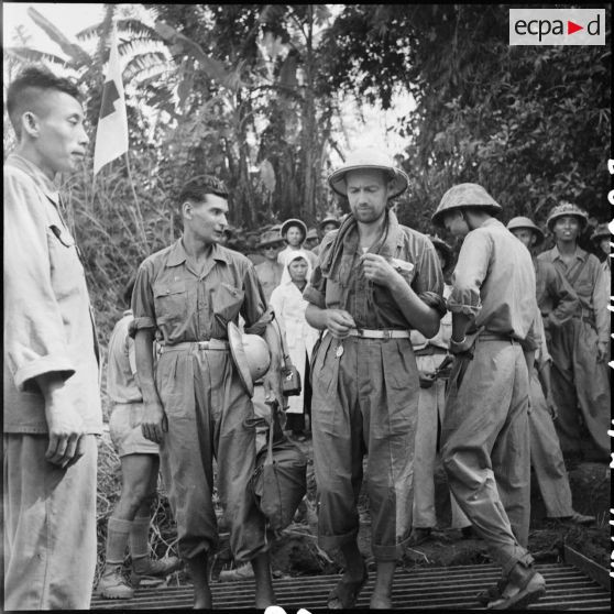 Embarquement de prisonniers de guerre libérés par le Vietminh à bord d'une bâtiment de débarquement à Viet Tri.