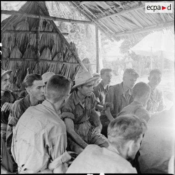 Derniers instants de méditation forcé pour des prisonniers de guerre de l'Union française avant d'être libérés par l'Armée populaire vietnamienne à Viet Tri.