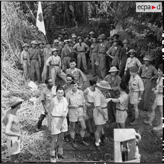 A l'embarcadère de Viet Tri, des soldats de l'Union française et de l'Armée poulaire posent pour la "photo souvenir" lors d'un échange de prisonniers.