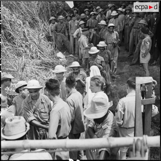 Accompagnés par des soldats de l'Armée populaire vietnamienne du camp de transit, les derniers prisonniers de l'Union française libérés embarquent à bord du LCM.