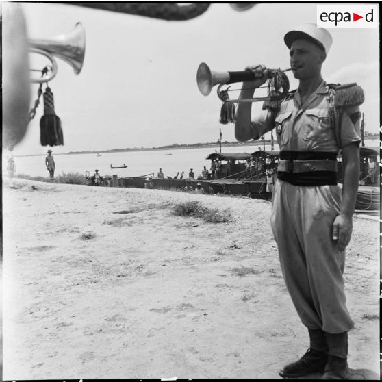 Au cours d'une halte à Sontay, une compagnie de Légion étrangère rend les honneurs aux soldats de l'Union française libérés par l'Armée populaire vietnamienne et en cours de rapatriement vers Hanoï.