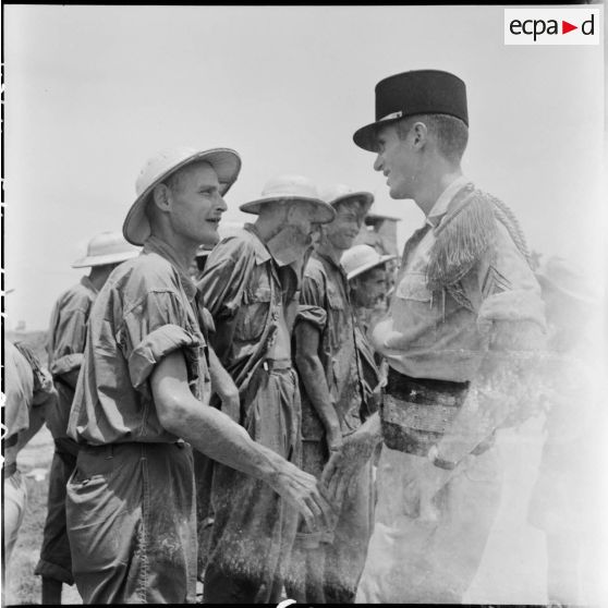 Des soldats de l'Union française libérés par l'Armée populaire vietnamienne font une halte à Sontay avant d'être rapatriés à Hanoï.