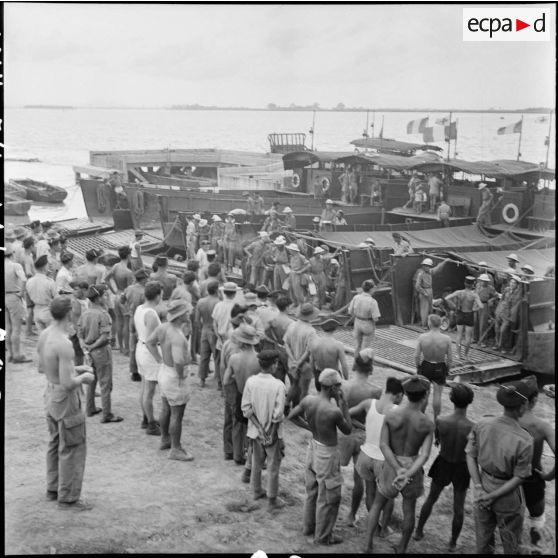 Arrivée à Hanoï de prisonniers de guerre de l'Union française libérés par l'Armée populaire vietnamienne.