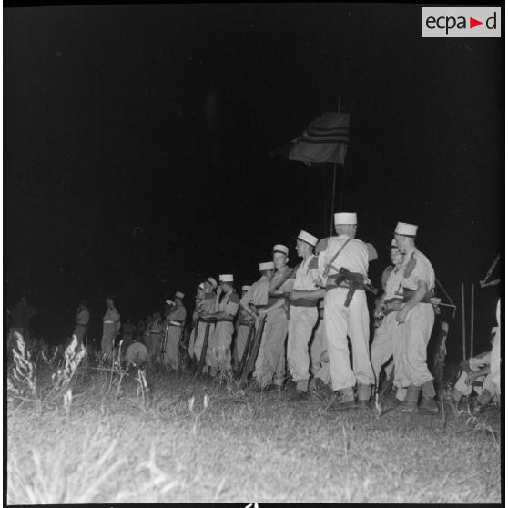 Une compagnie de Légion étrangère attend l'arrivée de prisonniers libérés par le Vietminh à Viet Tri.