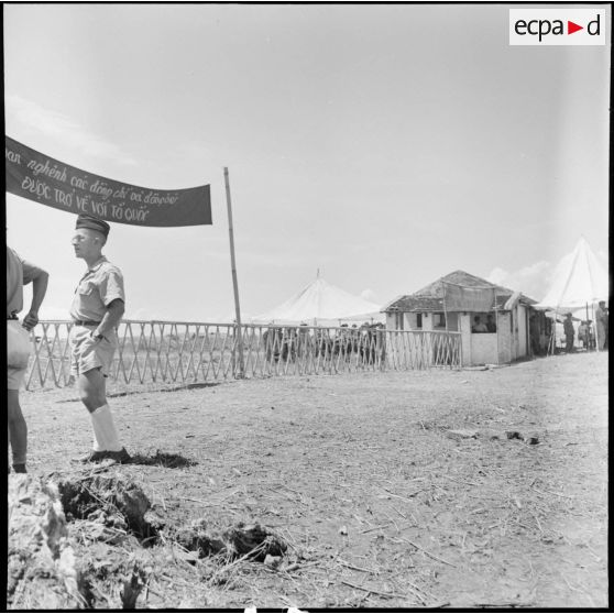 Zone de contrôle des prisonniers libérés par le Vietminh à Viet Tri.