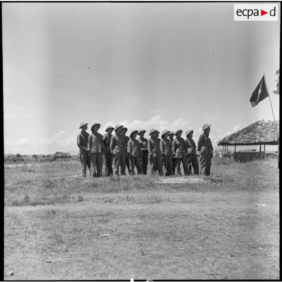 Peloton de soldats de l'Armée populaire vietnamienne lors d'un échange de prisonniers à Viet Tri.