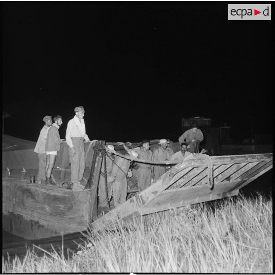 Des prisonniers de l'Union française libérés par le Vietminh à Viet Tri débarquent de nuit d'un chaland.