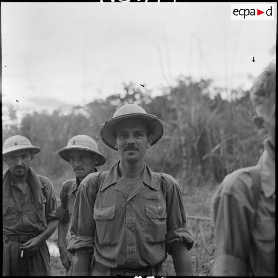 Portrait de prisonniers de l'Union française libérés par le Vietminh à Viet Tri.