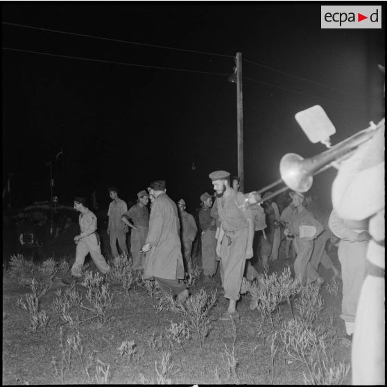 Des prisonniers de l'Union française libérés par le Vietminh à Viet Tri débarquent de nuit d'un chaland et sont accueillis par une compagnie de la Légion étrangère.