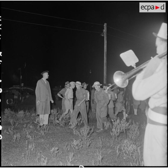 Des prisonniers de l'Union française libérés par le Vietminh à Viet Tri débarquent de nuit d'un chaland et sont accueillis par une compagnie de la Légion étrangère.