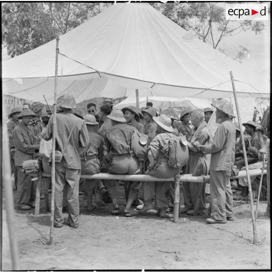 Un orchestre composé de partisans du Vietminh accompagne la libération des prisonniers de l'Union française à Viet Tri.