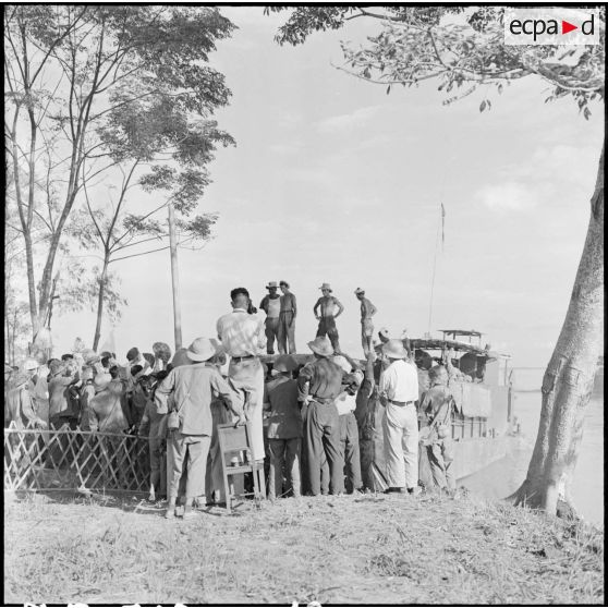 Embarquement des prisonniers de l'Union française libérés à Viet Tri avec les adieux des partisans et infirmières du Vietminh.