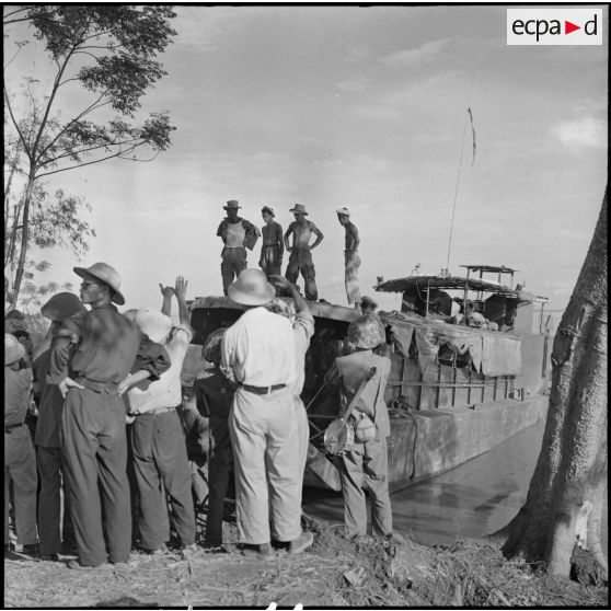 Embarquement des prisonniers de l'Union française libérés à Viet Tri avec les adieux des partisans et infirmières du Vietminh.