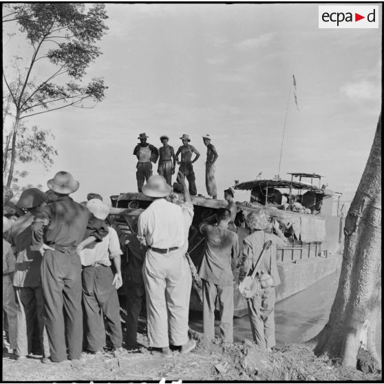 Embarquement des prisonniers de l'Union française libérés à Viet Tri avec les adieux des partisans et infirmières du Vietminh.