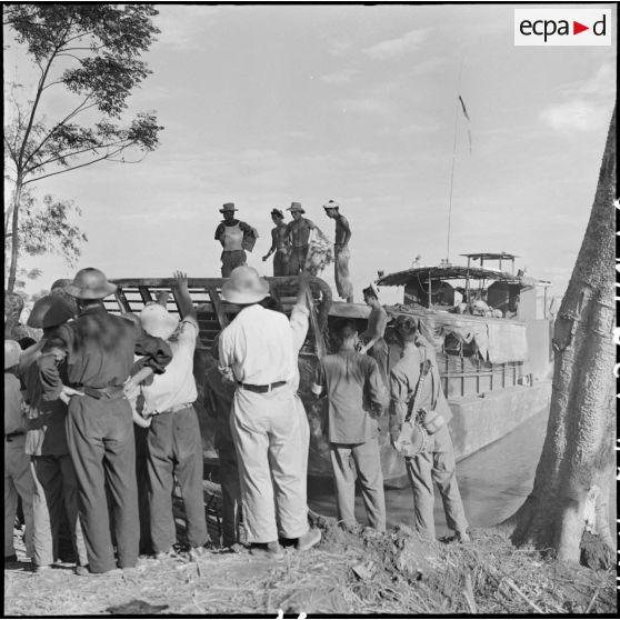 Embarquement des prisonniers de l'Union française libérés à Viet Tri avec les adieux des partisans et infirmières du Vietminh.