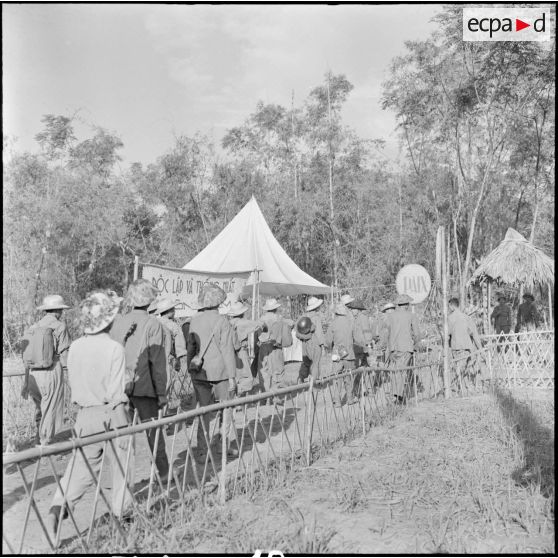 Les prisonniers de l'Union françaises libérés à Viet Tri se dirigent vers l'embarcadère accompagnés par des soldats vietminh.