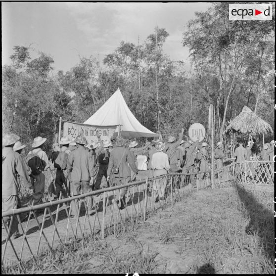 Les prisonniers de l'Union françaises libérés à Viet Tri se dirigent vers l'embarcadère accompagnés par des soldats vietminh.