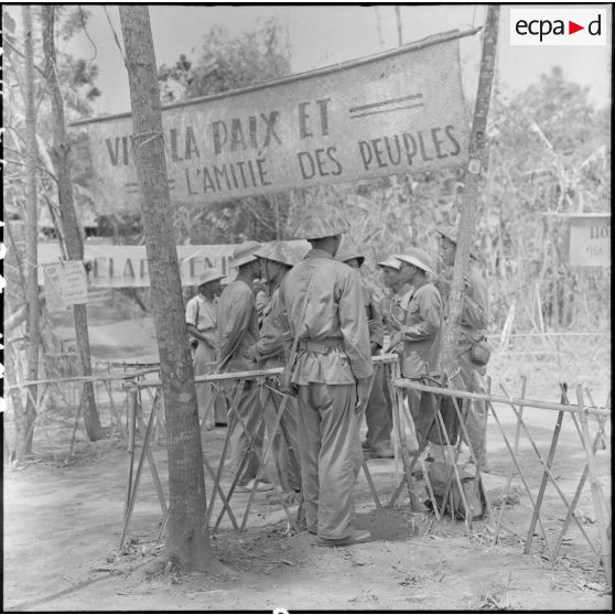 Responsables du Vietminh et gardiens rassemblés sur le lieu de l'échange de prisonniers à Viet Tri.