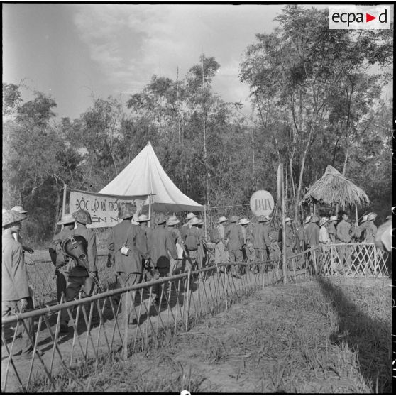 Les prisonniers de l'Union françaises libérés à Viet Tri se dirigent vers l'embarcadère accompagnés par des soldats vietminh.