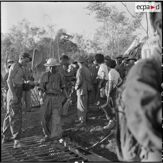 Embarquement sur une chaloupe de prisonniers libérés à Viet Tri, avec l'aide de personnels des troupes françaises et les adieux des partisans du Vietminh.