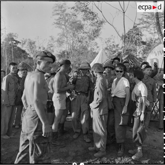 Embarquement sur une chaloupe de prisonniers libérés à Viet Tri, avec l'aide de personnels des troupes françaises et les adieux des partisans du Vietminh.