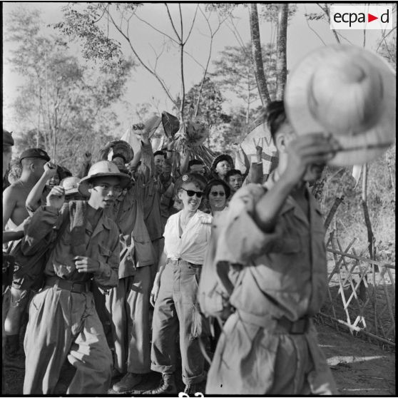 Embarquement sur une chaloupe de prisonniers libérés à Viet Tri, avec l'aide de personnels des troupes françaises et les adieux des partisans du Vietminh.